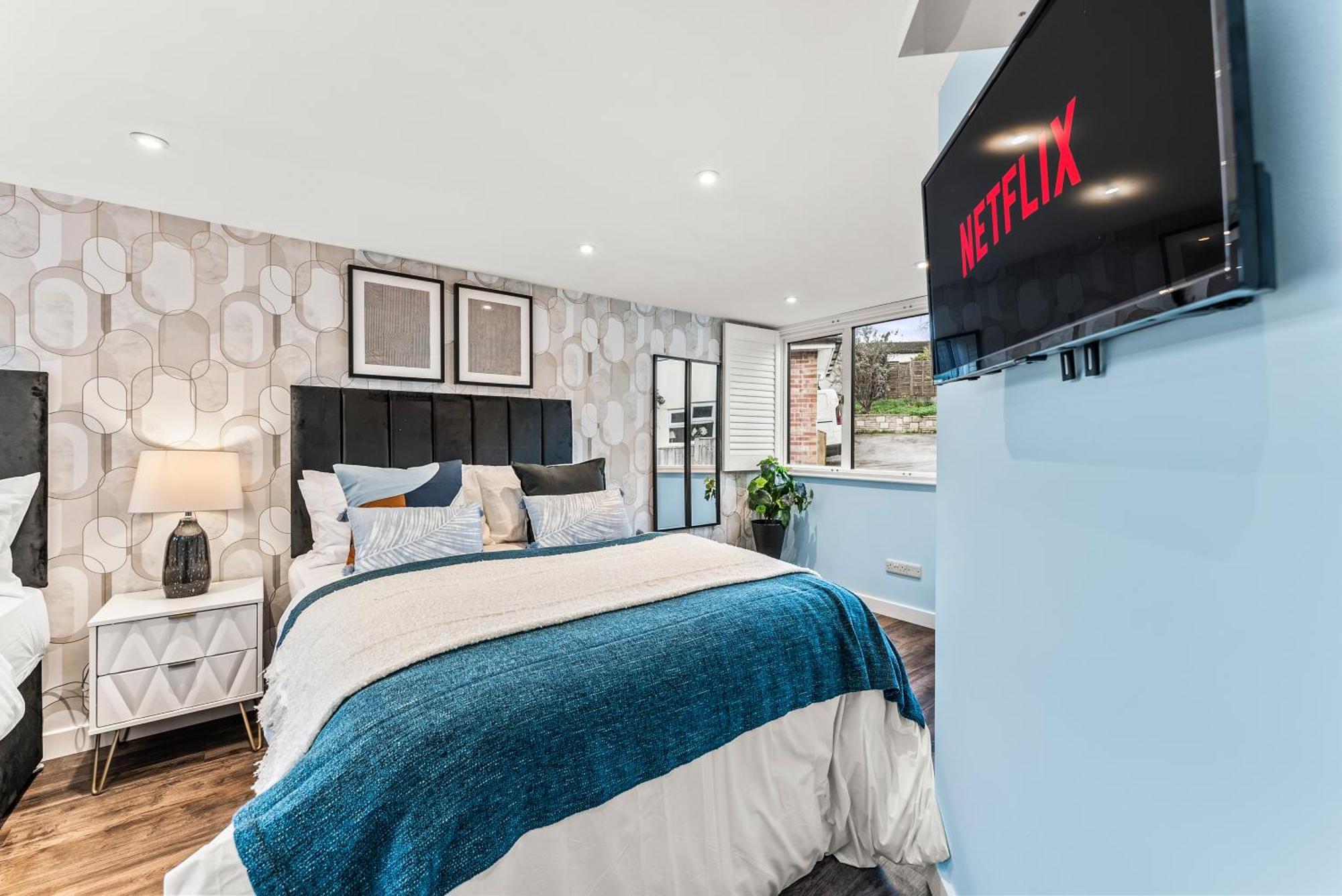 Elegant Retreat In Cheltenham - Garden & Parking Included Экстерьер фото